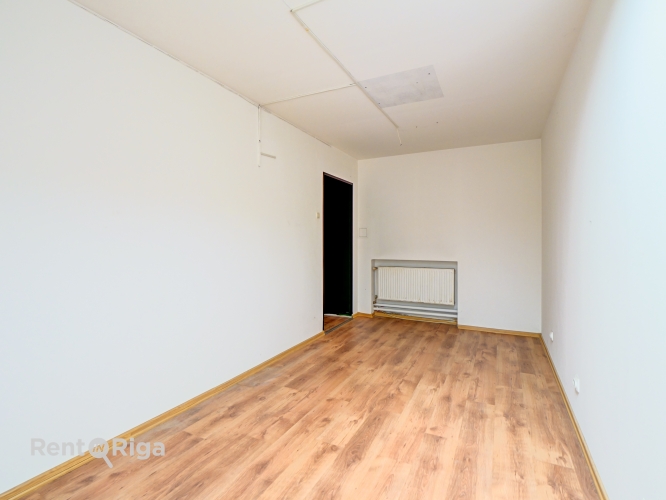 Sludinājumi. Nomai pieejamas plašas tirdzniecības telpas aktīvā vietā pilsētas centrā.  Tieši pie ēkas atrodas Cena: 474 EUR/mēn Foto #9