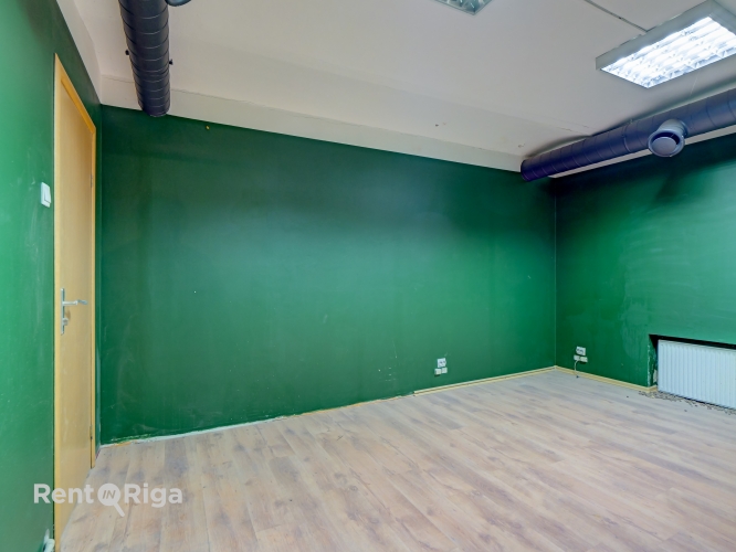 Sludinājumi. Nomai pieejamas plašas tirdzniecības telpas aktīvā vietā pilsētas centrā.  Tieši pie ēkas atrodas Cena: 474 EUR/mēn Foto #3