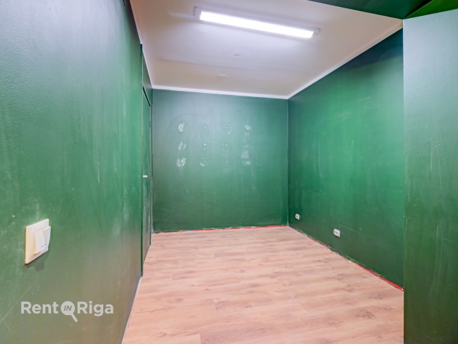 Sludinājumi. Nomai pieejamas plašas tirdzniecības telpas aktīvā vietā pilsētas centrā.  Tieši pie ēkas atrodas Cena: 474 EUR/mēn Foto #6