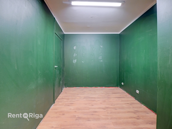 Sludinājumi. Nomai pieejamas plašas tirdzniecības telpas aktīvā vietā pilsētas centrā.  Tieši pie ēkas atrodas Cena: 474 EUR/mēn Foto #7