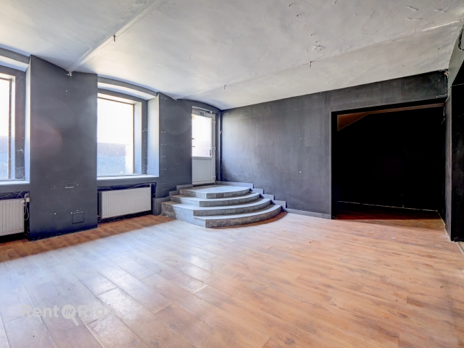 Sludinājumi. Nomai pieejamas plašas tirdzniecības telpas aktīvā vietā pilsētas centrā.  Tieši pie ēkas atrodas Cena: 474 EUR/mēn Foto #1