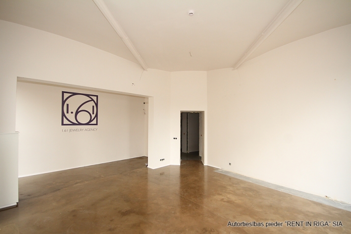 Объявление. Коммерческое помещение с эксклюзивном видом на набережную. Большие окна, вход с угла фасады и с Цена: 290000 EUR Foto #2