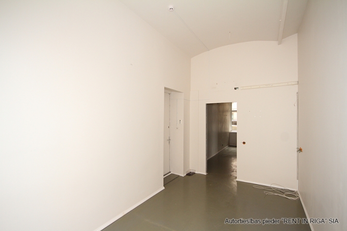 Объявление. Коммерческое помещение с эксклюзивном видом на набережную. Большие окна, вход с угла фасады и с Цена: 290000 EUR Foto #3