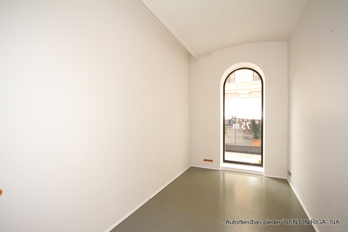 Объявление. Коммерческое помещение с эксклюзивном видом на набережную. Большие окна, вход с угла фасады и с Цена: 290000 EUR Foto #4