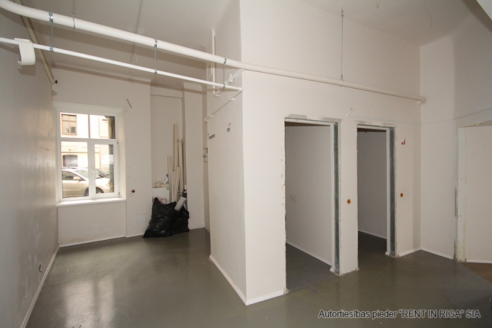 Объявление. Коммерческое помещение с эксклюзивном видом на набережную. Большие окна, вход с угла фасады и с Цена: 290000 EUR Foto #5