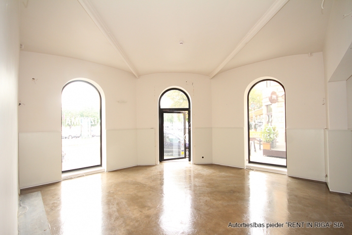 Объявление. Коммерческое помещение с эксклюзивном видом на набережную. Большие окна, вход с угла фасады и с Цена: 290000 EUR Foto #6