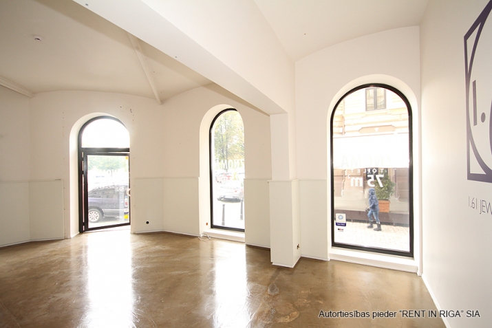 Объявление. Коммерческое помещение с эксклюзивном видом на набережную. Большие окна, вход с угла фасады и с Цена: 290000 EUR Foto #7