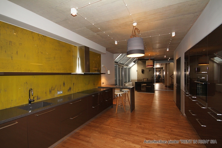 Sludinājumi. Tiek izīrēts trīsstāvīgs \'penthouse\' dzīvoklis klusajā centrā, dzīvoklis sastāv no viesu istabas, Cena: 2500 EUR/mēn Foto #1