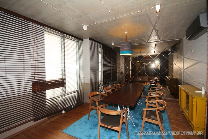 Sludinājumi. Tiek izīrēts trīsstāvīgs \'penthouse\' dzīvoklis klusajā centrā, dzīvoklis sastāv no viesu istabas, Cena: 2500 EUR/mēn Foto #2