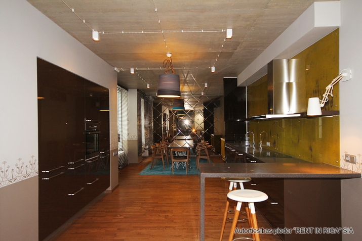 Sludinājumi. Tiek izīrēts trīsstāvīgs \'penthouse\' dzīvoklis klusajā centrā, dzīvoklis sastāv no viesu istabas, Cena: 2500 EUR/mēn Foto #3