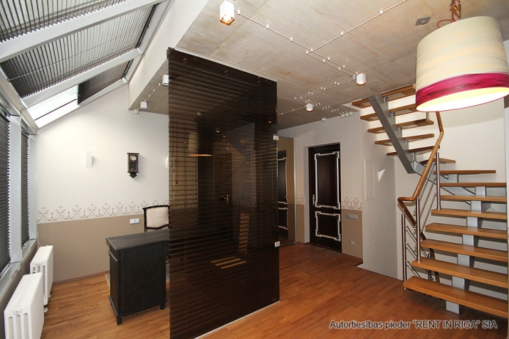 Sludinājumi. Tiek izīrēts trīsstāvīgs \'penthouse\' dzīvoklis klusajā centrā, dzīvoklis sastāv no viesu istabas, Cena: 2500 EUR/mēn Foto #4