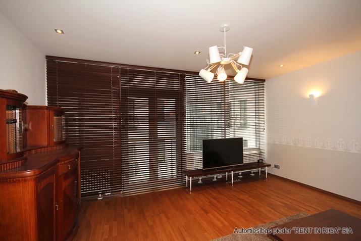 Sludinājumi. Tiek izīrēts trīsstāvīgs \'penthouse\' dzīvoklis klusajā centrā, dzīvoklis sastāv no viesu istabas, Cena: 2500 EUR/mēn Foto #6