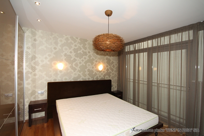 Sludinājumi. Tiek izīrēts trīsstāvīgs \'penthouse\' dzīvoklis klusajā centrā, dzīvoklis sastāv no viesu istabas, Cena: 2500 EUR/mēn Foto #7