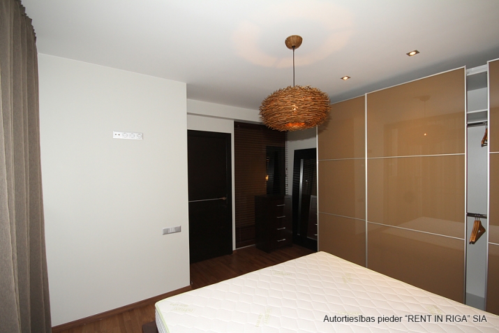 Sludinājumi. Tiek izīrēts trīsstāvīgs \'penthouse\' dzīvoklis klusajā centrā, dzīvoklis sastāv no viesu istabas, Cena: 2500 EUR/mēn Foto #8