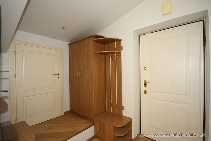 Sludinājumi. Elegants 2-istabu dzīvoklis ar privātu jumta terasi prestižajā vēstniecību rajonā  Izbaudiet Cena: 850 EUR/mēn Foto #9