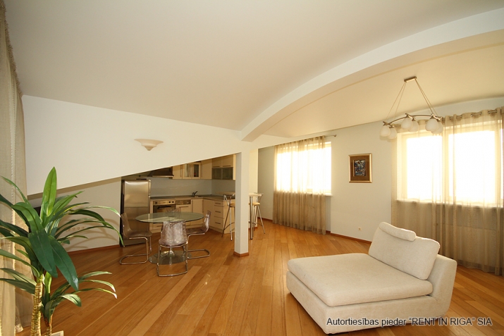 Sludinājumi. Elegants 2-istabu dzīvoklis ar privātu jumta terasi prestižajā vēstniecību rajonā  Izbaudiet Cena: 850 EUR/mēn Foto #3