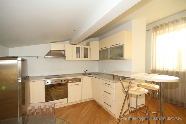 Sludinājumi. Elegants 2-istabu dzīvoklis ar privātu jumta terasi prestižajā vēstniecību rajonā  Izbaudiet Cena: 850 EUR/mēn Foto #4