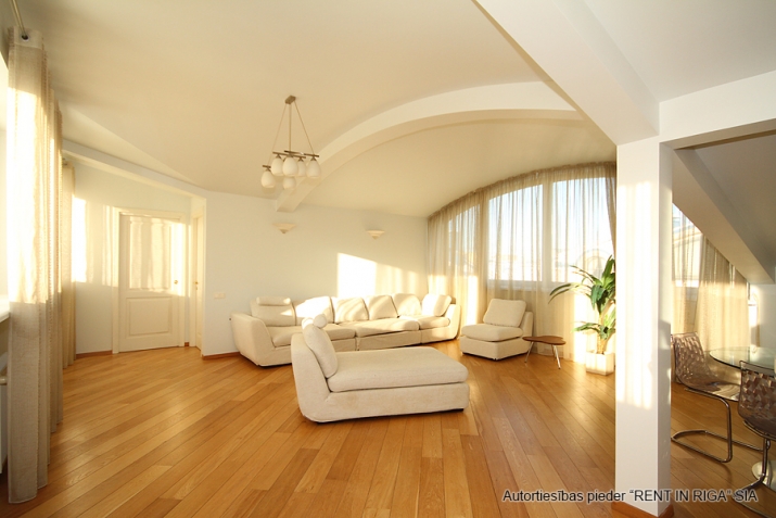 Sludinājumi. Elegants 2-istabu dzīvoklis ar privātu jumta terasi prestižajā vēstniecību rajonā  Izbaudiet Cena: 850 EUR/mēn Foto #1