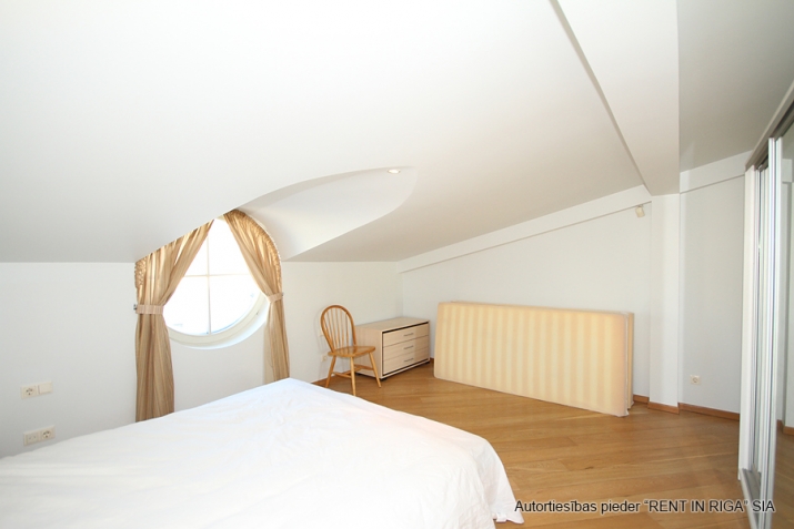 Sludinājumi. Elegants 2-istabu dzīvoklis ar privātu jumta terasi prestižajā vēstniecību rajonā  Izbaudiet Cena: 850 EUR/mēn Foto #6