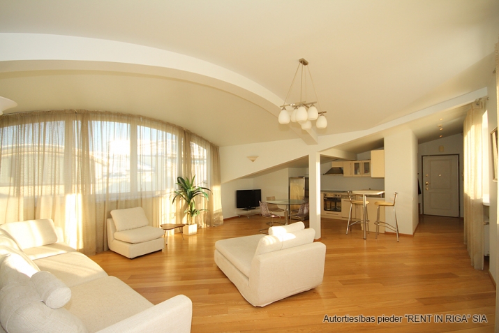 Sludinājumi. Elegants 2-istabu dzīvoklis ar privātu jumta terasi prestižajā vēstniecību rajonā  Izbaudiet Cena: 850 EUR/mēn Foto #2