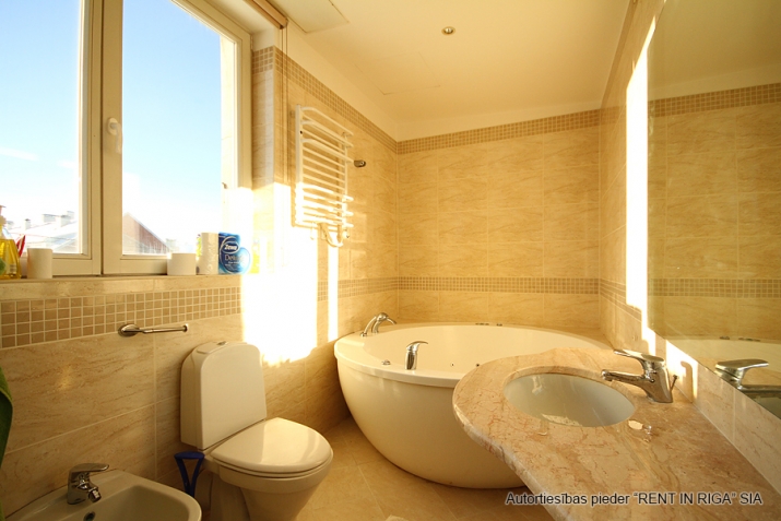 Sludinājumi. Elegants 2-istabu dzīvoklis ar privātu jumta terasi prestižajā vēstniecību rajonā  Izbaudiet Cena: 850 EUR/mēn Foto #8