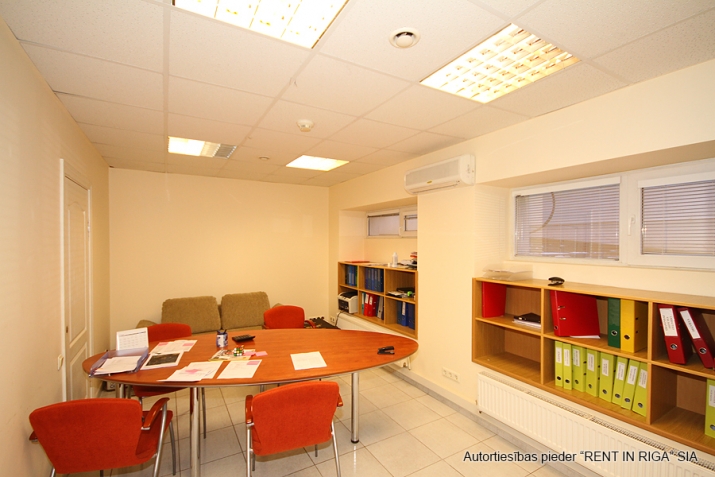 Sludinājumi. Biroju un SPA centra ēkā iznomājam gaišas telpas.  Ēkas 2. stāvs, 3 kabineti,(2 no tiem izolēti).  Cena: 356 EUR/mēn Foto #1