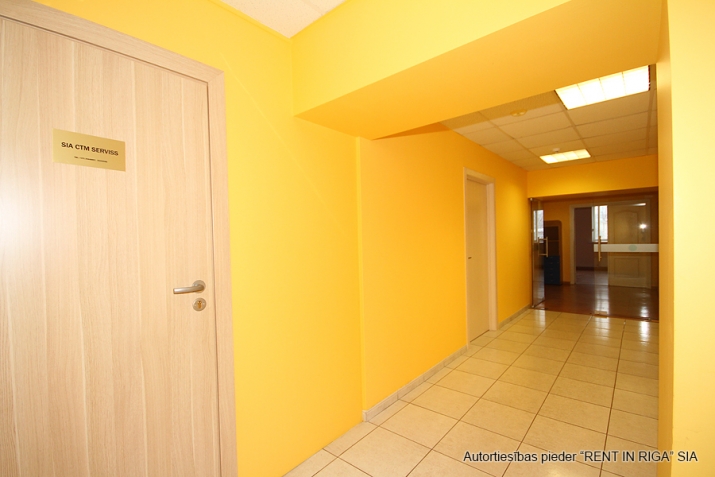 Sludinājumi. Biroju un SPA centra ēkā iznomājam gaišas telpas.  Ēkas 2. stāvs, 3 kabineti,(2 no tiem izolēti).  Cena: 356 EUR/mēn Foto #4