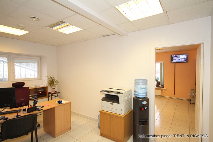 Sludinājumi. Biroju un SPA centra ēkā iznomājam gaišas telpas.  Ēkas 2. stāvs, 3 kabineti,(2 no tiem izolēti).  Cena: 356 EUR/mēn Foto #3