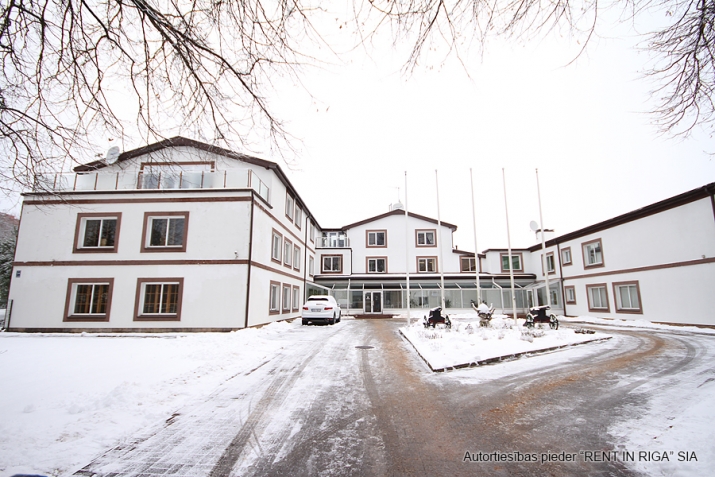 Sludinājumi. Biroju un SPA centra ēkā iznomājam gaišas telpas.  Ēkas 2. stāvs, 3 kabineti,(2 no tiem izolēti).  Cena: 356 EUR/mēn Foto #5