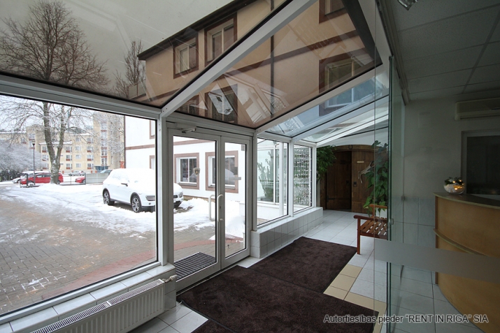 Sludinājumi. Biroju un SPA centra ēkā iznomājam gaišas telpas.  Ēkas 2. stāvs, 3 kabineti,(2 no tiem izolēti).  Cena: 356 EUR/mēn Foto #6