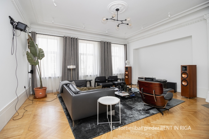 Sludinājumi. Plašs dzīvoklis Klusajā centrā - Elizabetes ielā 8.  Dzīvokļa plānojums: + dzīvojamā istaba ar Cena: 340000 EUR Foto #1