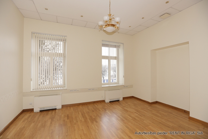 Sludinājumi. Reprezentatīvs un funkcionāls birojs Rīgas klusajā centrā.   Birojs atrodas ēkā Jura Alunāna ielā Cena: 4560 EUR/mēn Foto #1