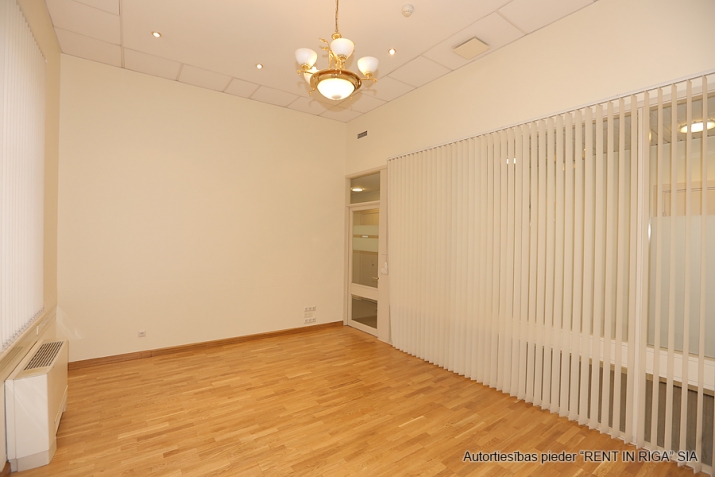 Sludinājumi. Reprezentatīvs un funkcionāls birojs Rīgas klusajā centrā.   Birojs atrodas ēkā Jura Alunāna ielā Cena: 4560 EUR/mēn Foto #4