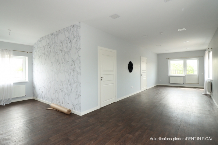 Sludinājumi. Piedāvājam biroja telpas 4.stāvā kapitāli rekonstruēta ēka sakoptā industriālā parkā.  Atvertā tipa Cena: 494 EUR/mēn Foto #2