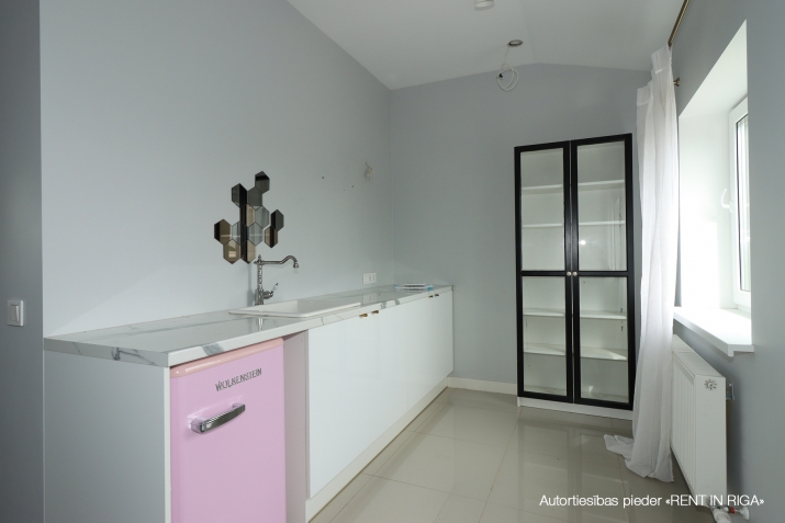 Sludinājumi. Piedāvājam biroja telpas 4.stāvā kapitāli rekonstruēta ēka sakoptā industriālā parkā.  Atvertā tipa Cena: 494 EUR/mēn Foto #1