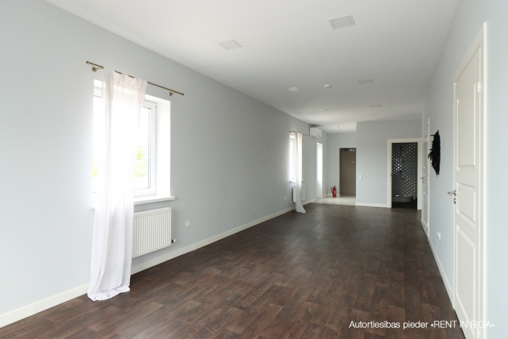 Sludinājumi. Piedāvājam biroja telpas 4.stāvā kapitāli rekonstruēta ēka sakoptā industriālā parkā.  Atvertā tipa Cena: 494 EUR/mēn Foto #3