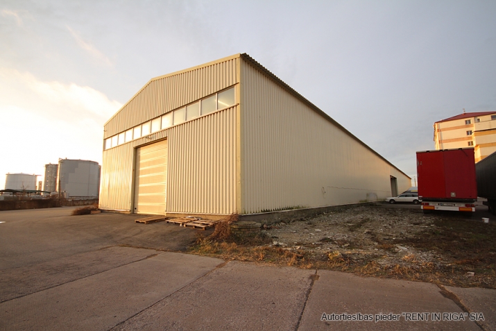 Sludinājumi. Iznomā neapkurināmas noliktavas telpas Sarkandaugavā, 1. stāvā.  Platība sastāv no vienas telpas.  Cena: 2016 EUR/mēn Foto #1