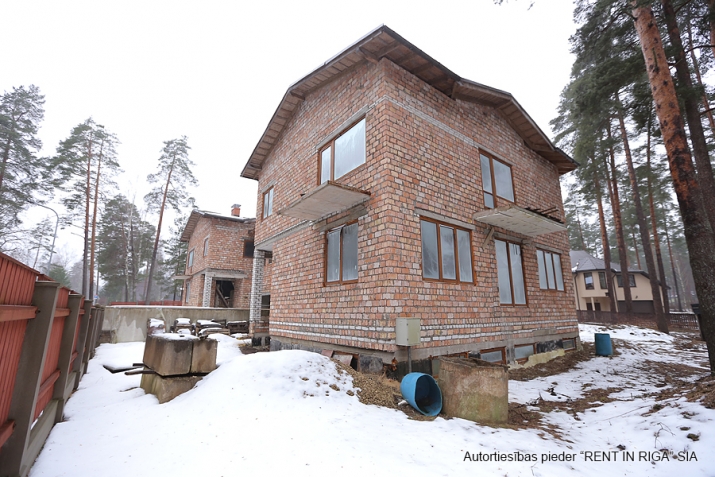 Sludinājumi. Pārdod kvalitatīvi būvētas, plašas Dvīņu mājas skaistā un klusā rajonā Langstiņi. Netālu atrodas Cena: 180000 EUR Foto #4