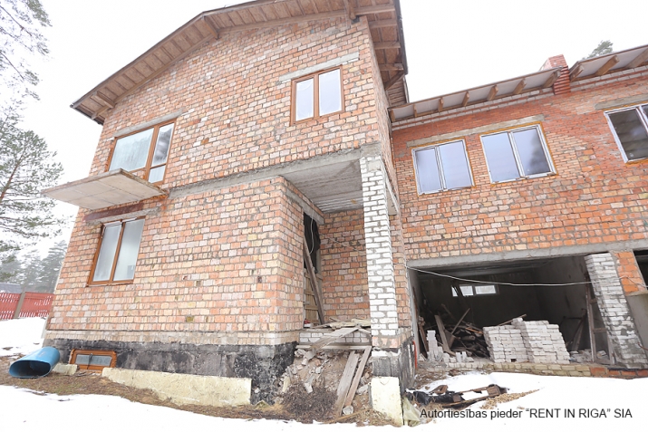 Sludinājumi. Pārdod kvalitatīvi būvētas, plašas Dvīņu mājas skaistā un klusā rajonā Langstiņi. Netālu atrodas Cena: 180000 EUR Foto #2