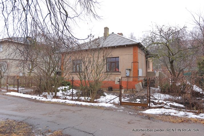 Объявление. Продаётся 3х комнатный дом в Плявниеках, по адресу ул. Сеску 45. Одна комната проходная, две Цена: 145000 EUR Foto #1