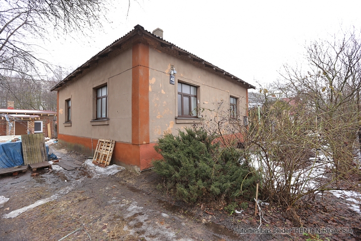 Объявление. Продаётся 3х комнатный дом в Плявниеках, по адресу ул. Сеску 45. Одна комната проходная, две Цена: 145000 EUR Foto #2