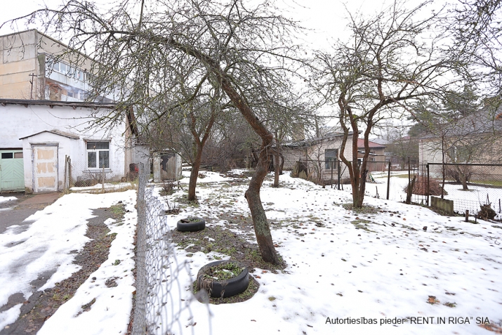 Sludinājumi. Pārdodas zeme  Purvciemā, Kurmju ielā 3, pretī Sportima.  Uz teritorijas var būvēt daudzstāvu māju. Cena: 110000 EUR Foto #1