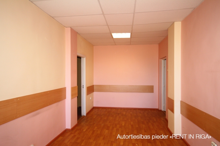 Объявление. Biroja telpas sakoptas ēkas 7. stāvā ar labu skatu pa logu.  Kapitāli renovētā biroju/noliktavu Цена: 688 EUR/мес. Foto #7