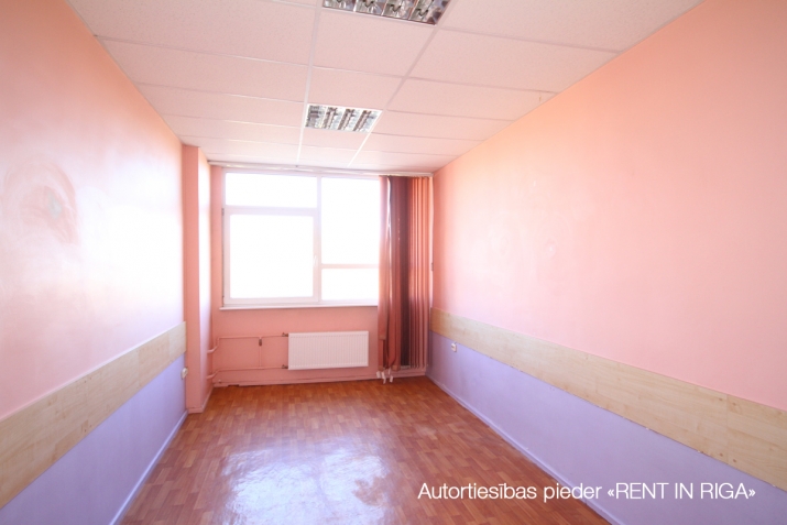 Объявление. Biroja telpas sakoptas ēkas 7. stāvā ar labu skatu pa logu.  Kapitāli renovētā biroju/noliktavu Цена: 688 EUR/мес. Foto #8