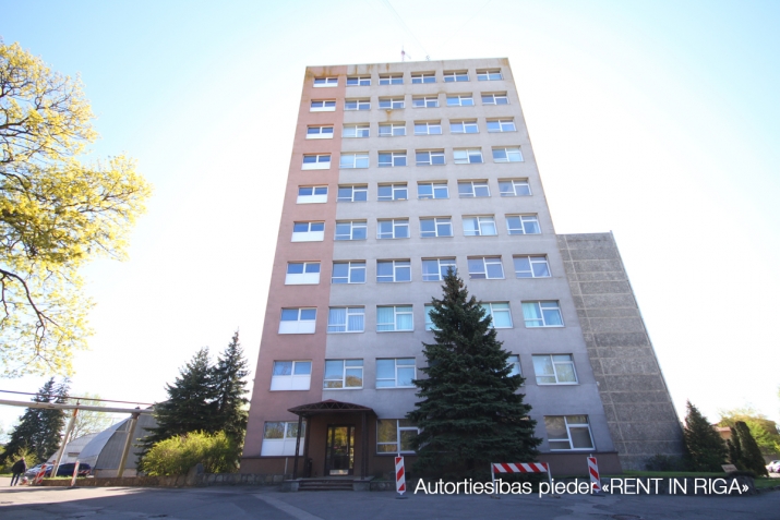 Объявление. Biroja telpas sakoptas ēkas 7. stāvā ar labu skatu pa logu.  Kapitāli renovētā biroju/noliktavu Цена: 688 EUR/мес. Foto #1