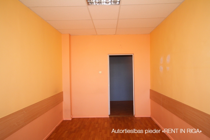 Объявление. Biroja telpas sakoptas ēkas 7. stāvā ar labu skatu pa logu.  Kapitāli renovētā biroju/noliktavu Цена: 688 EUR/мес. Foto #5