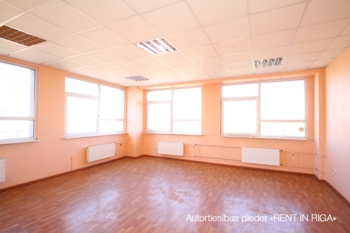 Объявление. Biroja telpas sakoptas ēkas 7. stāvā ar labu skatu pa logu.  Kapitāli renovētā biroju/noliktavu Цена: 688 EUR/мес. Foto #2