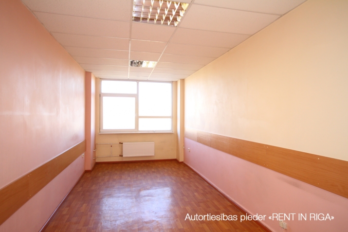Объявление. Biroja telpas sakoptas ēkas 7. stāvā ar labu skatu pa logu.  Kapitāli renovētā biroju/noliktavu Цена: 688 EUR/мес. Foto #6