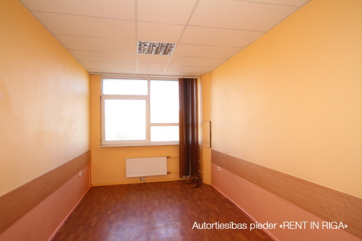 Объявление. Biroja telpas sakoptas ēkas 7. stāvā ar labu skatu pa logu.  Kapitāli renovētā biroju/noliktavu Цена: 688 EUR/мес. Foto #4