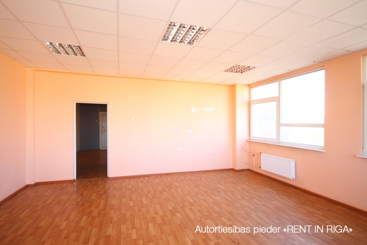 Объявление. Biroja telpas sakoptas ēkas 7. stāvā ar labu skatu pa logu.  Kapitāli renovētā biroju/noliktavu Цена: 688 EUR/мес. Foto #3